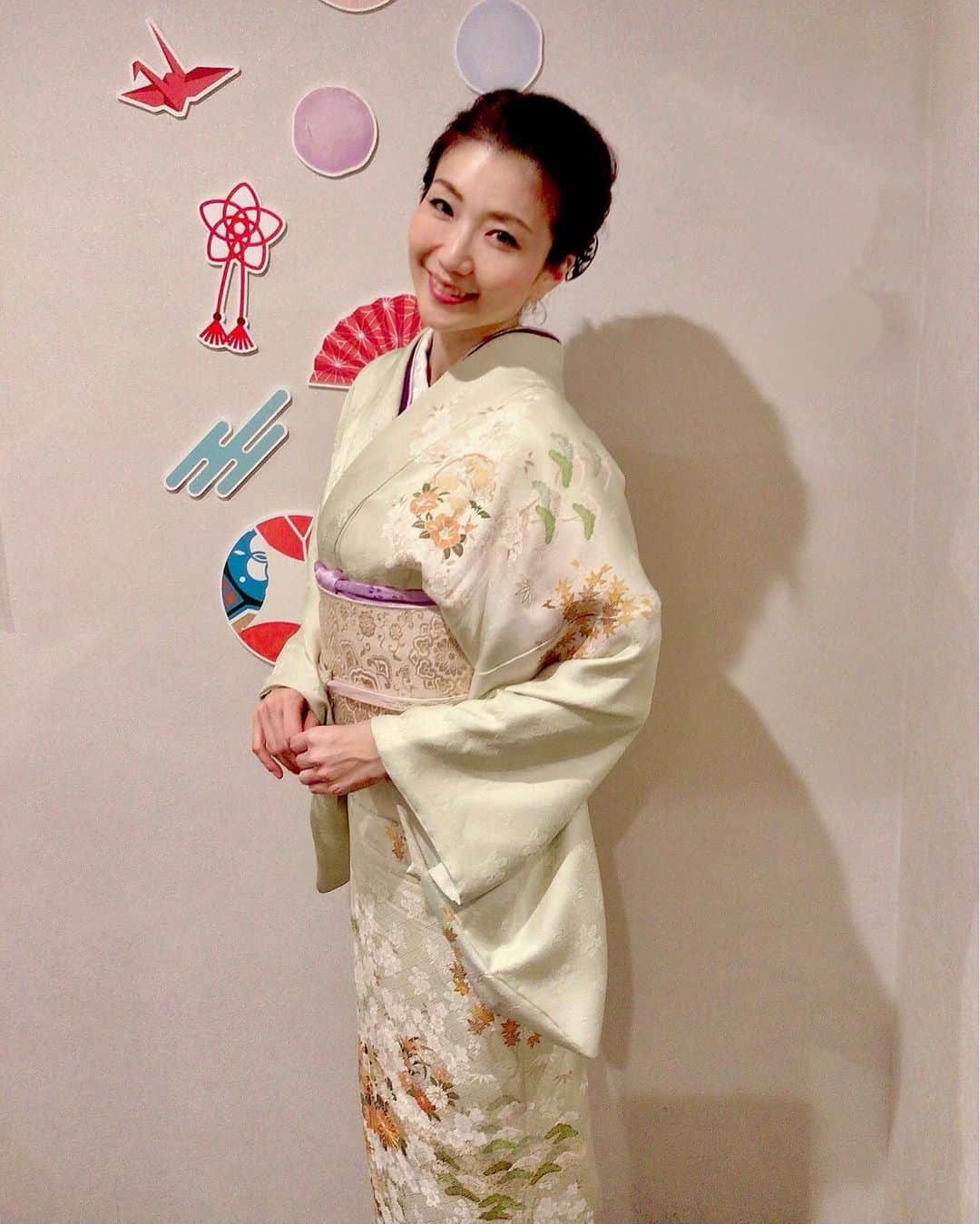 遠近由美子のインスタグラム：「久しぶりにお着物きたよ☺️  和装をしてもごゆるりとはいかず、時間に追われて草履で小走り。笑　  全身写真これしかとれなかったけど。。歳を重ねるほどに、やっぱり和装っていいなって思う。  いつか自分でさらりと着られるようになりたいな☺️  #着物 #着物でお出かけ #kimonofashion」