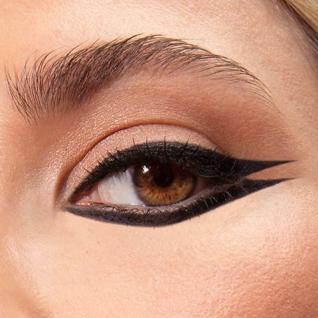 Smashboxのインスタグラム：「Double, double, toil & trouble 🔪Would you rock a double wing? ⠀⠀⠀⠀⠀⠀⠀⠀⠀ ☠️Cover Shot Palette - Minimalist ☠️Always On Liquid Liner ☠️Super Fan Mascara ☠️Brow Tech to Go」