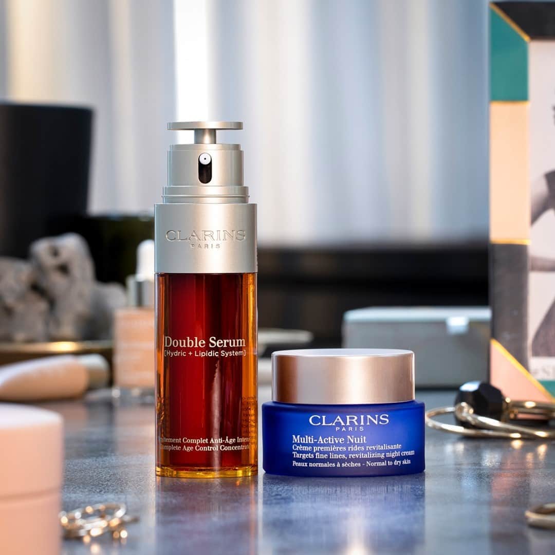 ClarinsUKさんのインスタグラム写真 - (ClarinsUKInstagram)「What does your night time routine look like? ✨  Applying Double Serum under your night cream will boost its effectiveness whilst you sleep, so you will wake up with skin feeling rejuvenated 💫  #DoubleSerum #MultiActiveNightCream #EveningRoutine」10月27日 2時03分 - clarinsuk