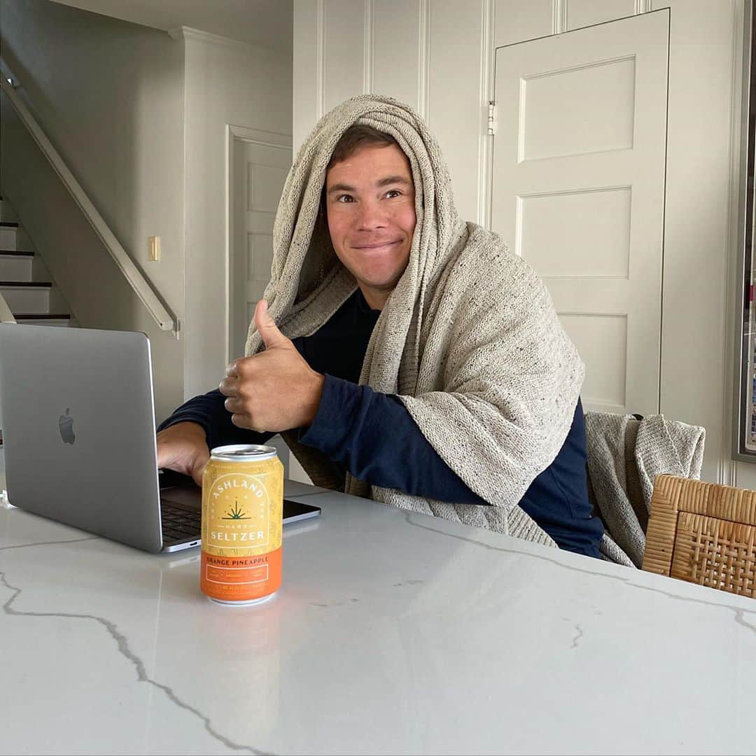 のインスタグラム：「Ready to start another productive work week! Drinking an @ashlandhardseltzer at 10am because I CAN. #ThisIsImportant」