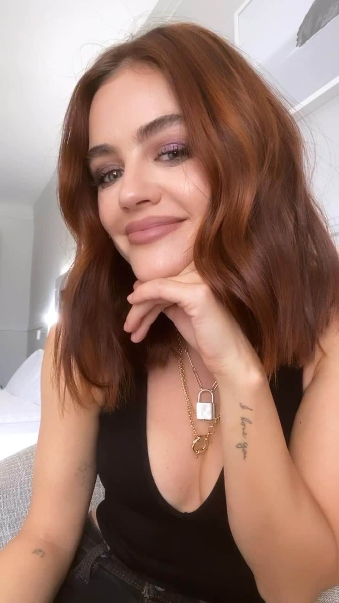 ルーシー・ヘイルのインスタグラム：「It’s as easy as that! (Jk this took me 14 tries and a lot of loose powder later) ♥️ Follow @Almay and enter our giveaway to win all my favorite @almay fall products 🍂🍁 #AlmayxLucy #ThisIsAlmay  @walmart」