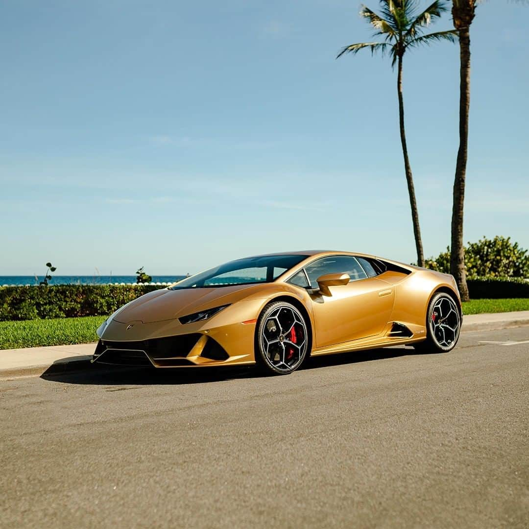 ランボルギーニさんのインスタグラム写真 - (ランボルギーニInstagram)「A design so breathtaking that it can create electrifying emotions and limitless passion through its mere sight. With its Y shaped bumper and Countach inspired hood lines, our Huracán EVO is a true Lamborghini in every sense of the word.  #Lamborghini #HuracanEVO #EveryDayAmplified #PalmBeach」10月27日 2時05分 - lamborghini