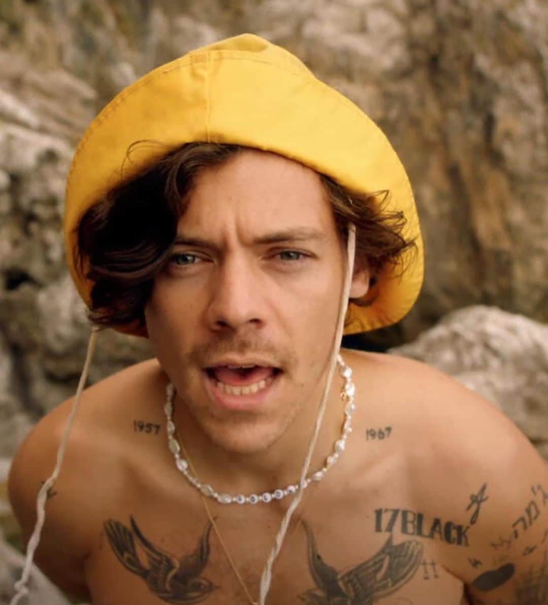 Just Jaredさんのインスタグラム写真 - (Just JaredInstagram)「@harrystyles’ “Golden” music video is finally here! Tap this pic in the LINK IN BIO to watch.  #HarryStyles Photos: YouTube」10月27日 2時06分 - justjared