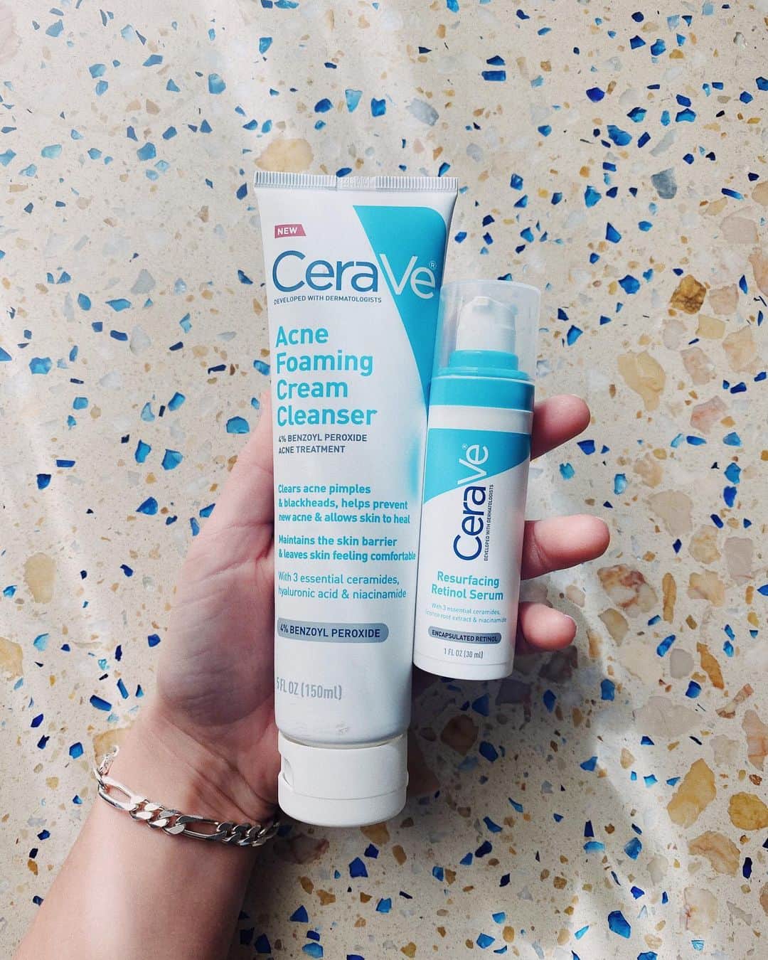 Arden Roseさんのインスタグラム写真 - (Arden RoseInstagram)「#ad Been a big ole fan of @cerave for such a long time, so when they said they wanted to work with me I was like YES DUH. Their Moisturizing Cream was a godsend while I was on Accutane, and now that I’m maintaining my acne free skin (can’t believe I can even type that sentence) I’ve been loving their line of acne products, including the Acne Foaming Cream Cleanser. It has three essential ceramides to maintain the protective skin barrier and amazing acne fighting ingredients like 4% Benzoyl Peroxide that works wonders to help clear acne and prevent new acne, without stripping my skin of its moisture! I also have been loving their Resurfacing Retinol Serum which helps reduce the appearance of post-acne marks and pores. #CeraVePartner」10月27日 2時09分 - ardenrose