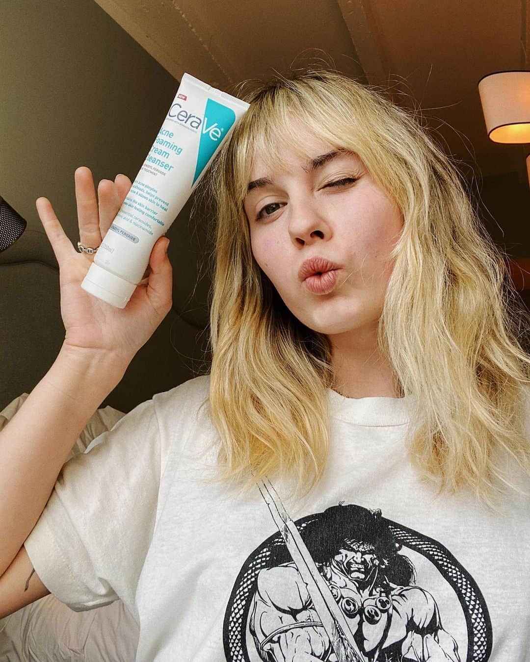 Arden Roseのインスタグラム：「#ad Been a big ole fan of @cerave for such a long time, so when they said they wanted to work with me I was like YES DUH. Their Moisturizing Cream was a godsend while I was on Accutane, and now that I’m maintaining my acne free skin (can’t believe I can even type that sentence) I’ve been loving their line of acne products, including the Acne Foaming Cream Cleanser. It has three essential ceramides to maintain the protective skin barrier and amazing acne fighting ingredients like 4% Benzoyl Peroxide that works wonders to help clear acne and prevent new acne, without stripping my skin of its moisture! I also have been loving their Resurfacing Retinol Serum which helps reduce the appearance of post-acne marks and pores. #CeraVePartner」