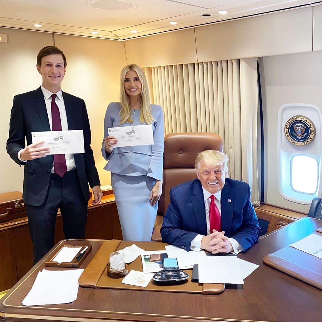 イヴァンカ・トランプのインスタグラム：「I’ll give you one guess who we’re voting for???  #Trump2020 🇺🇸🇺🇸🇺🇸」
