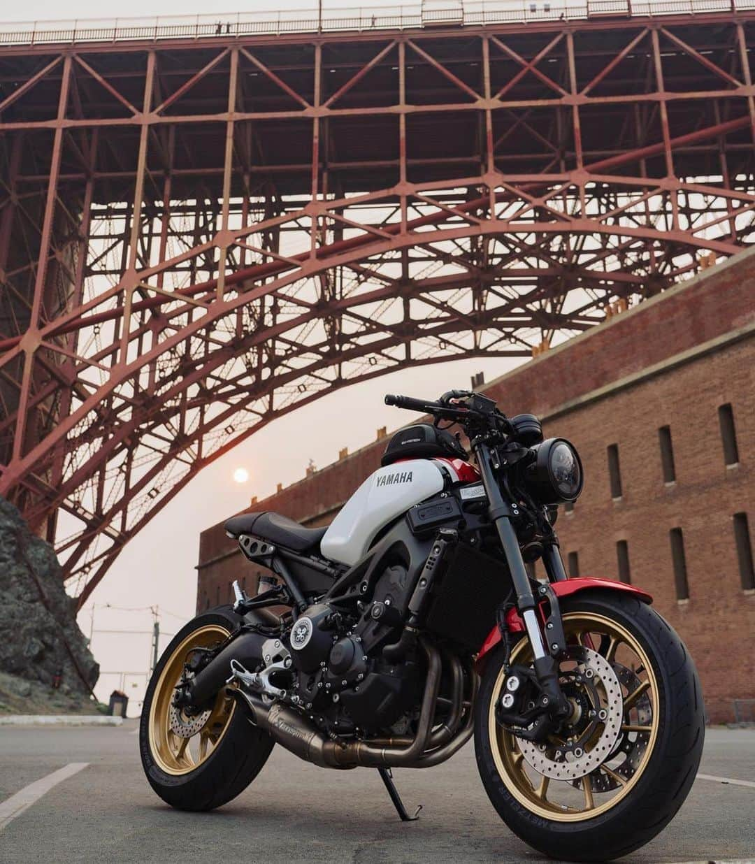 epidemic_motorsさんのインスタグラム写真 - (epidemic_motorsInstagram)「Smokey dayz at the Golden Gate @xsr900_ca   #yamaha #xsr #xsr900 #yamahamotorcycles #akrapovic #goldengatebridge #motodemic #sonya7riii #sanfrancisco #smokey #irodetoday #revzilla #tstindustries #california #norcal #custommotorcycles #yamahamotorcycles #newragecycles #sonyalpha #motorcyclephotography #sigmaart #xsrfanclub #sportheritage #neocaferacer  #epidemicmotors #epidemic_motors」10月27日 2時13分 - epidemic_motors