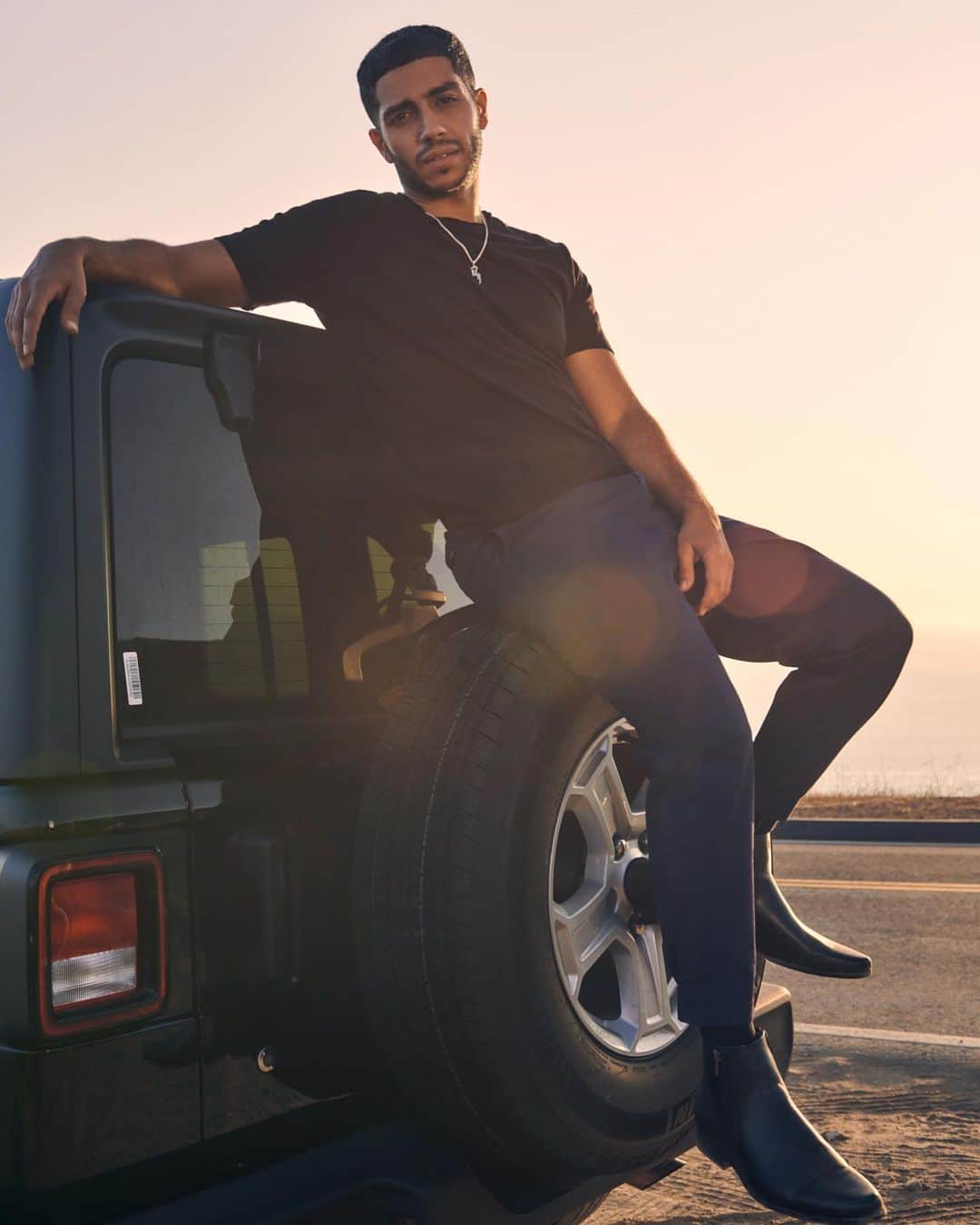 メナ・マスードのインスタグラム：「This tire wasn’t comfortable, but these pants are.  @oceanrebel」