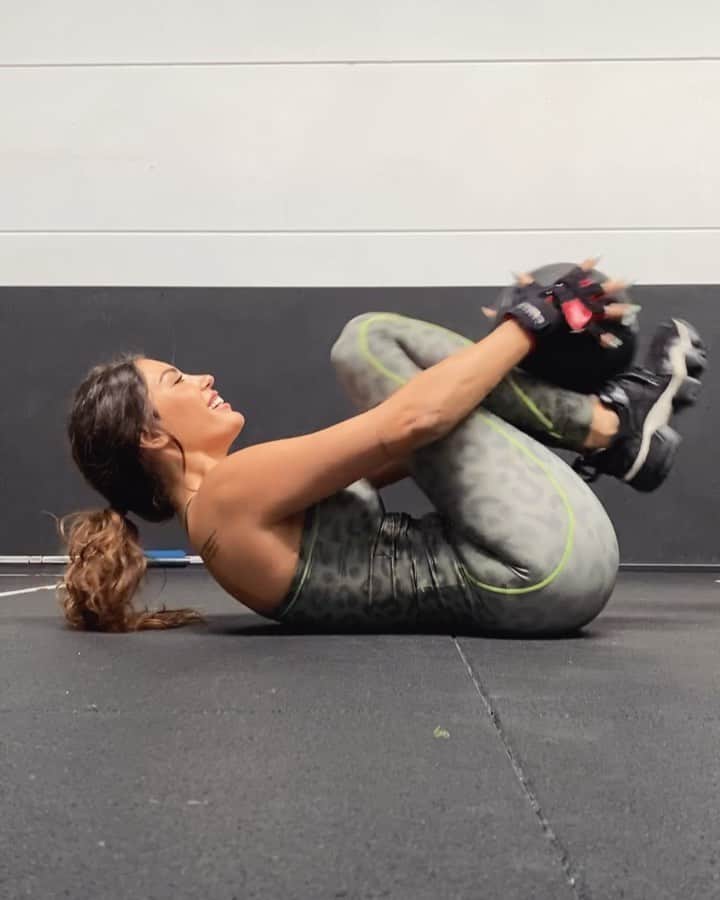 ヨランテ・ヴァン・カスベルヘンのインスタグラム：「Poging 1..... gebroken 💅🏻 poging 2...te grote 🥎 poging 3... 🙋🏻‍♀️🎉」