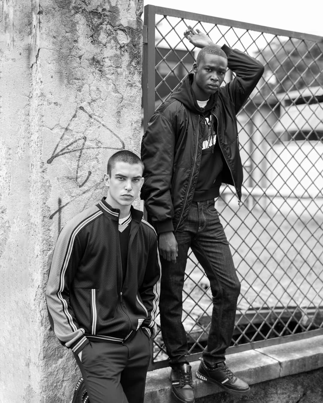 ダーク ビッケンバーグのインスタグラム：「Urban streetwear for the boys who like to hit the basketball court. #dirkbikkembergs #bikkembergs #FW20 Photographer: @oskarcecere Models: @bano_sow_officiel @thesimonebricchi」