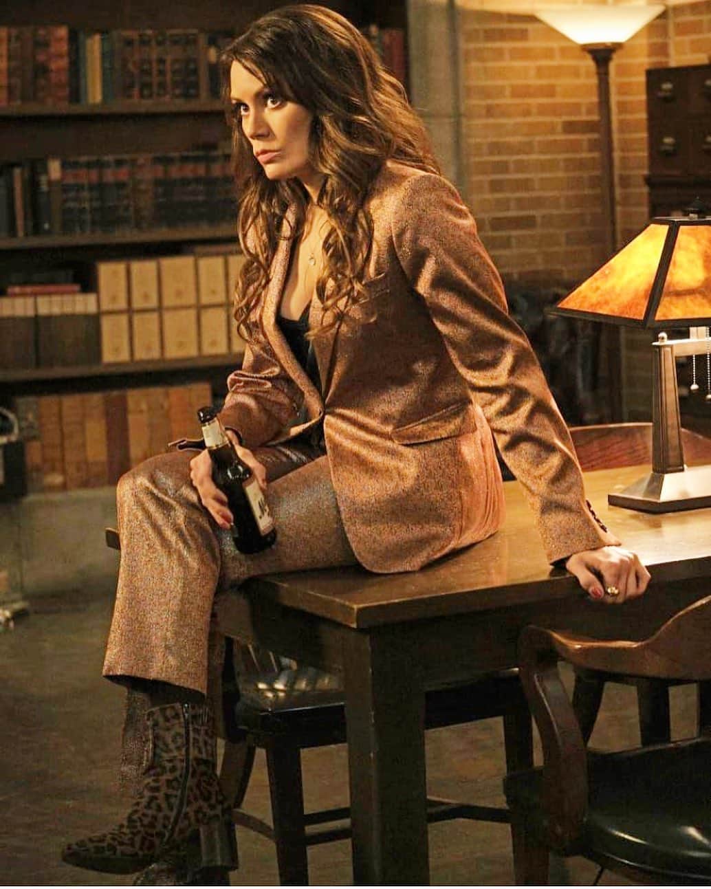 のインスタグラム：「Amara’s version of business casual (the beer bottle dresses down the glitter weave of the suit fabric, obvs). Let’s get down to business with #Supernatural this Thursday at 8/9c, shall we? * * * #supernaturalseason15 #amara #chuck #spnfamily #boss #menofletters #bunker #businesscasual」