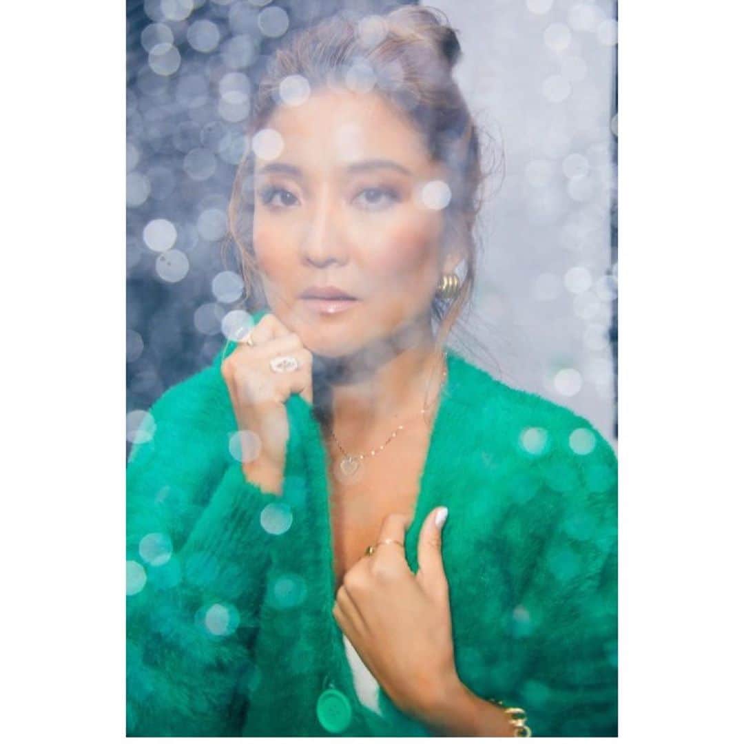 Hirotaka Jewelryさんのインスタグラム写真 - (Hirotaka JewelryInstagram)「@ashleyparklady wearing the new Two Finger Ring in Chrome Diopside styled by @cassieanderson212 captured by @katwirsing for @cosmopolitan @andzencue 💚 @emilyinparis #hirotakajewelry #love #mindy #emilyinparis ✨」10月27日 2時35分 - hirotakajewelry