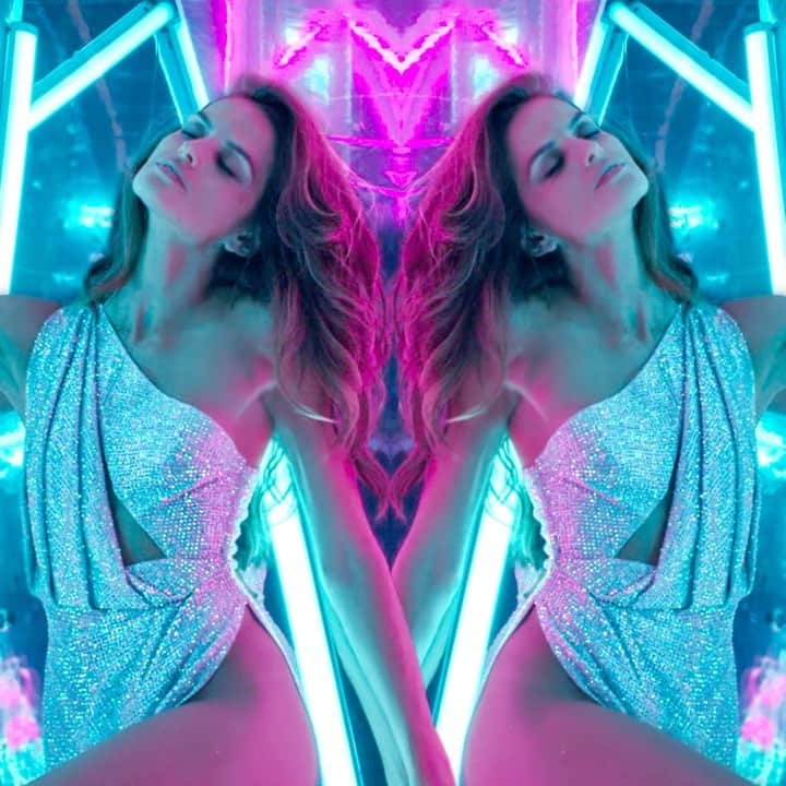 ジュリアンマクドナルドのインスタグラム：「Happy birthday to my amazing friend, the goddess of the runway, @izabelgoulart ✨ You are such a beautiful soul, I hope you are having a great time with your loved ones and I am so looking forward to seeing you soon and celebrating your birthday in style! ❤️❤️  Pictured here wearing (1) a #JULIENXGABRIELA baby-pink Grecian draped Swarovski hand-crafted lamé gown with iconic hip to heel slit at the SS20 JxG runway and (2) an incredible  #JULIENMACDONALD two-piece glossy jet-black @swarovski beaded bralette and floor-length skirt」