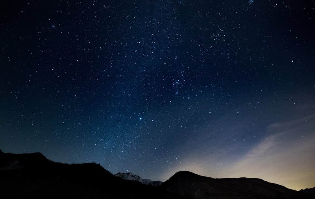 小野晴香さんのインスタグラム写真 - (小野晴香Instagram)「星空って見てるだけで癒されるのはナゼだろう とくに秋冬の夜空はいつもより空気が澄んでて良き 。  そういえば地元にいた頃は友達や家族と、車飛ばしてわざわざ山奥まで星空見に行ったりしてたのよ！ むかしはそれが普通だったりしたけど  いま考えると 小さい頃からなんてロマンチックなことしてたんだ て🤔(笑)  いやあ好きなんです 思い返すと改めて好きなんだわそういうことが。  ドライブもだいすきだから 一石二鳥よね☺️✨ (見える場所が場合だから必然的にドライブできちゃうやつ) かといって私は免許ないのですが。笑 そういや免許ね、 最初は取るタイミング逃したなあ ってくらいだったんだけど.. もはや取ろうとも思わなくなってる自分がいます。(笑) 意外て言われるけど運転したいと思ったことがなくて 🤔 なのでドライブは運転が好きなお友達たちとっ😌🙌  、てかさっき“星空ツアー”て記事見つけてさ その流れで投稿したものの  星空想像しながら文字打ってるおかげで(？)いい感じに眠くなってきたので このままおやすみなさい、👼zzzzz」10月27日 2時40分 - haaa_ho