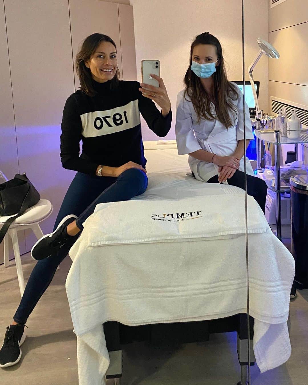 メラニー・サイクスさんのインスタグラム写真 - (メラニー・サイクスInstagram)「Long overdue visit to @tempus_belgravia for a hydrafacial with the brilliant @lenkaanthony you are the best darlin. Love the vibe there, as always. 🖤 #hydrafacial #tempusbelgravia #beauty #skincare #rehydration」10月27日 2時43分 - msmelaniesykes