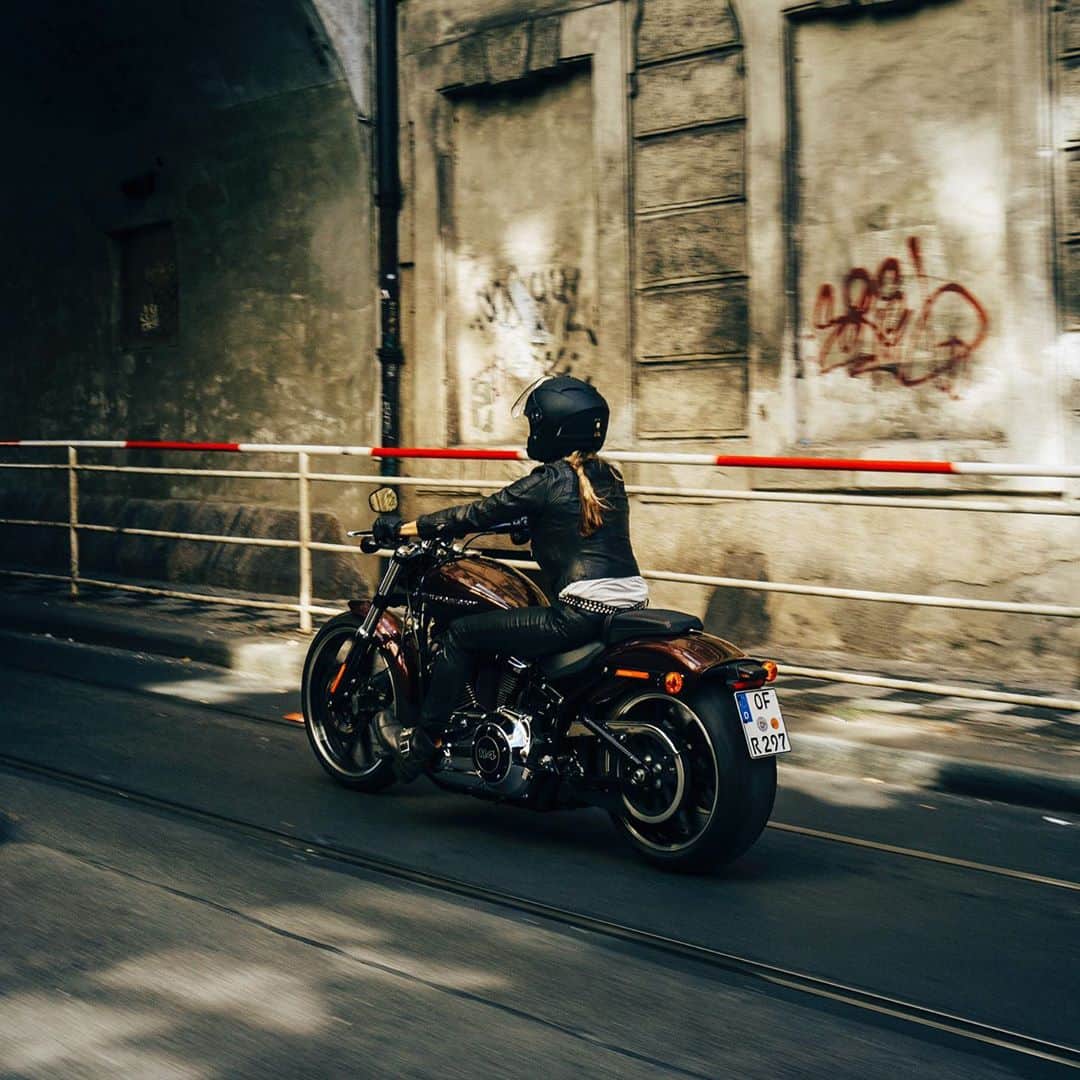 Harley-Davidson Japanさんのインスタグラム写真 - (Harley-Davidson JapanInstagram)「路地裏がプレイグラウンド。#ハーレー #harley #ハーレーダビッドソン #harleydavidson #バイク #bike #オートバイ #motorcycle #ブレイクアウト #breakout #fxbrs #ソフテイル #ライド #ride #softail #路地裏 #alley #ストリート #street #自由 #freedom」10月27日 2時51分 - harleydavidsonjapan