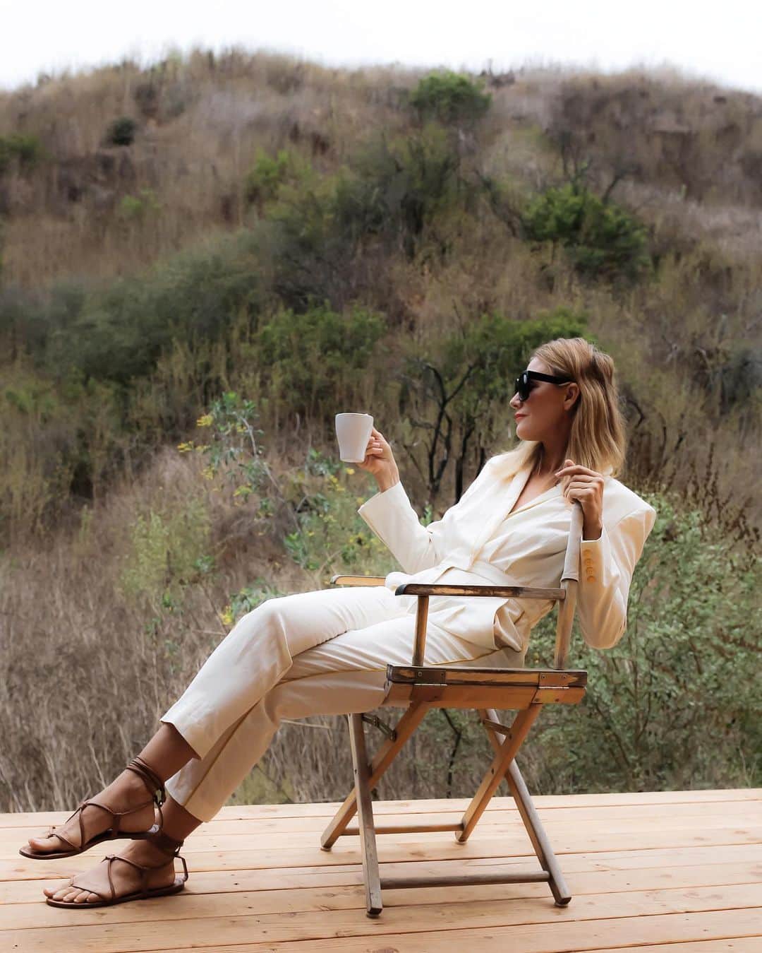 ハイディメリックのインスタグラム：「This my new work deck on our land. Just picture me like this if your getting emails from me. I, for sure, am wearing pants and stuff. HEIDIMERRICK.com for the jumpsuit.」