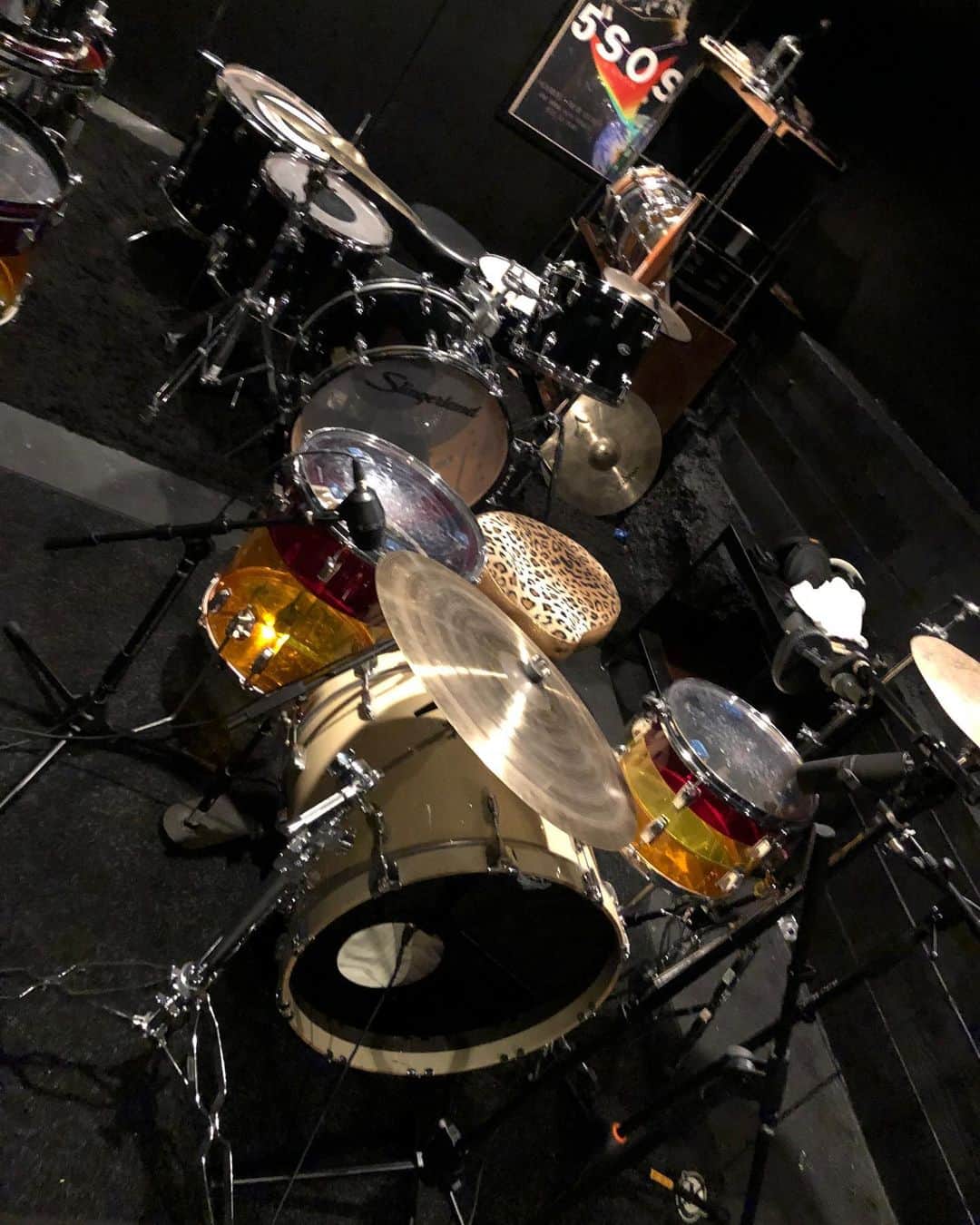 アシュトン・アーウィンさんのインスタグラム写真 - (アシュトン・アーウィンInstagram)「Let’s talk drums just for a moment. If you’re my neighbour and you’re reading this, thank you for putting up with matt and I’s noise, we only wanted to make a bangin album with awesome drums. Sorry!  So we started off trying to mimic the way John bonham’s drums were recorded from @ledzeppelin . Minimal mic’s and a massive room sound. After many noise complaints, I moved the drums into my basement and set up the microphones in there. The sound actually ended up being way better because of @matthew.pauling’s techniques using vintage microphones and getting the phasing right in such a weird concrete space. I loved learning from matt how to get a great drum recording, and I am so pleased with the drums on Superbloom. - A i」10月27日 2時54分 - ashtonirwin