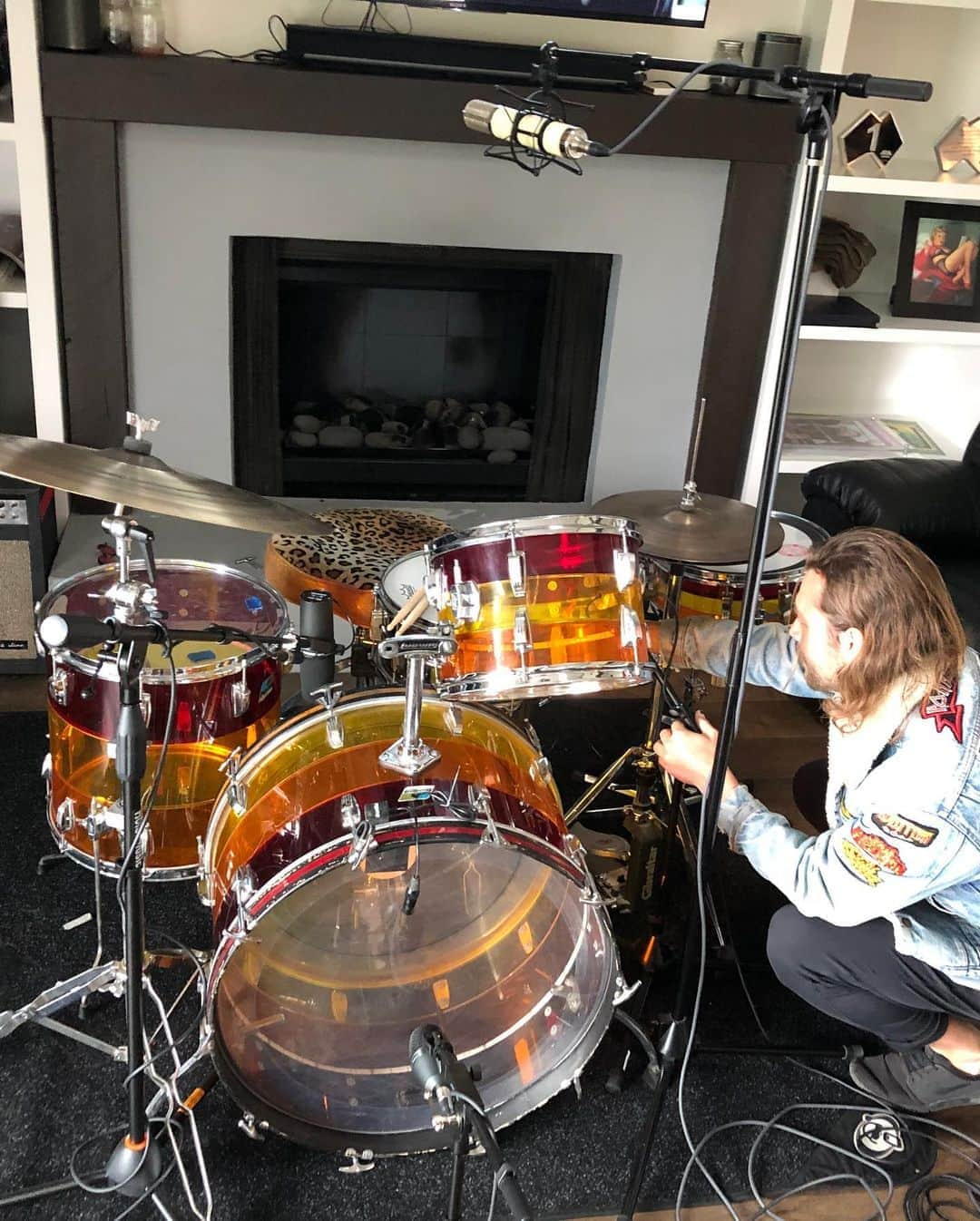 アシュトン・アーウィンさんのインスタグラム写真 - (アシュトン・アーウィンInstagram)「Let’s talk drums just for a moment. If you’re my neighbour and you’re reading this, thank you for putting up with matt and I’s noise, we only wanted to make a bangin album with awesome drums. Sorry!  So we started off trying to mimic the way John bonham’s drums were recorded from @ledzeppelin . Minimal mic’s and a massive room sound. After many noise complaints, I moved the drums into my basement and set up the microphones in there. The sound actually ended up being way better because of @matthew.pauling’s techniques using vintage microphones and getting the phasing right in such a weird concrete space. I loved learning from matt how to get a great drum recording, and I am so pleased with the drums on Superbloom. - A i」10月27日 2時54分 - ashtonirwin