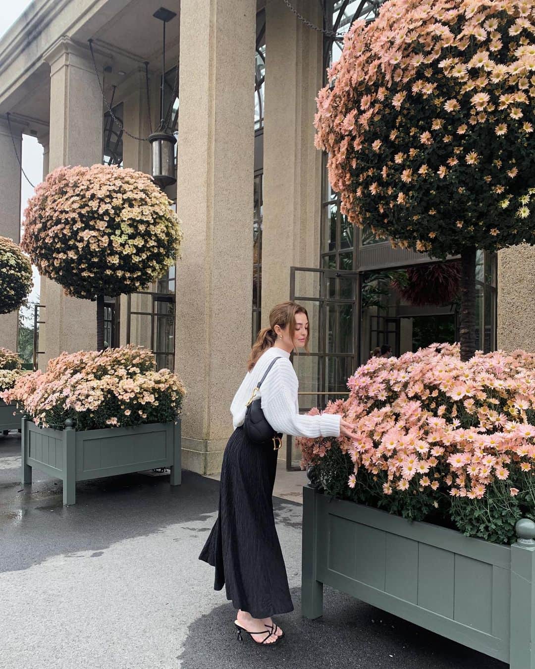 のインスタグラム：「Stopping to smell la fleur 🌹 #revolveme」