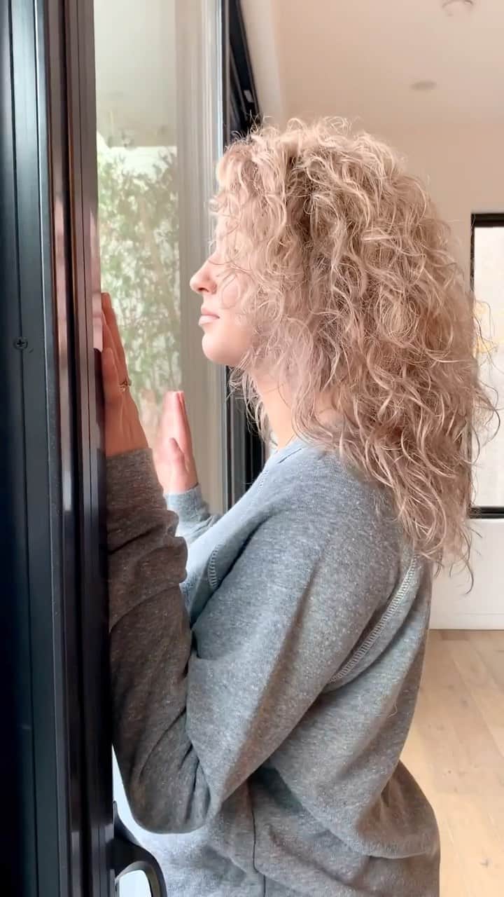 トーライ・ケリーのインスタグラム：「you guys asked for it! so here’s the story behind “don’t take me home” 🙈🥰」