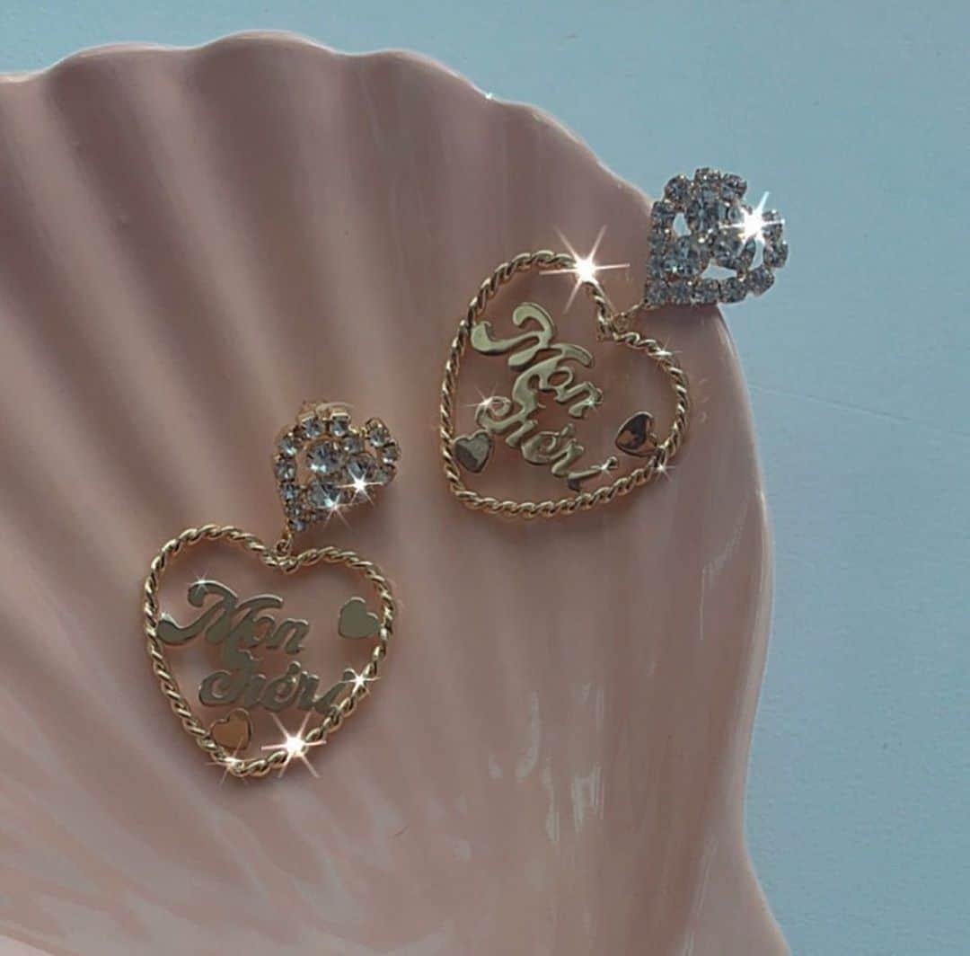 ダニジョーのインスタグラム：「MON CHÉRI 🐚💗💎 the Lolita earrings sitting pretty 🛒 via @mimizow」