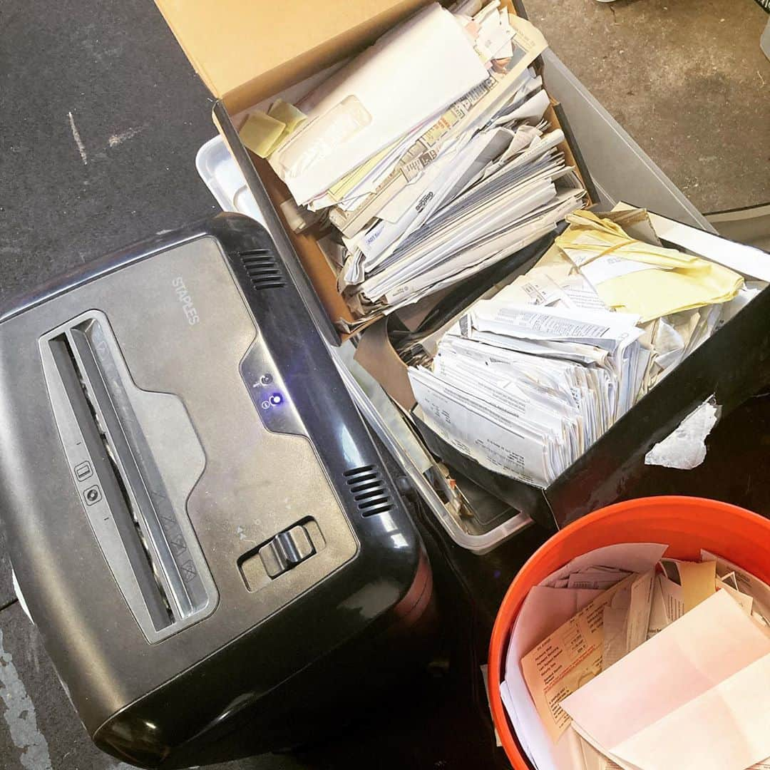 シーマス・デヴァーさんのインスタグラム写真 - (シーマス・デヴァーInstagram)「Boomer parents, please dispose of all your old bills so your children don’t have to shred your bank statements from 1987 for banks that closed in the S&L crisis. Also, isn’t it weird that they used to put social security numbers on EVERYTHING? Thank you.」10月27日 3時09分 - seamuspatrickdever