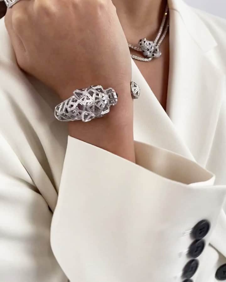 Harrodsのインスタグラム：「The swish of a diamond-encrusted tail, a gleam of emerald eyes... Exuding confidence, power and an irresistible magnetism, #PanthèredeCartier sits at the intersection of creativity and technical prowess. Discover the world of La Panthère by @cartier in our Exhibition Windows on the Ground Floor now.   #Harrods #HarrodsFineJewellery #Cartier」