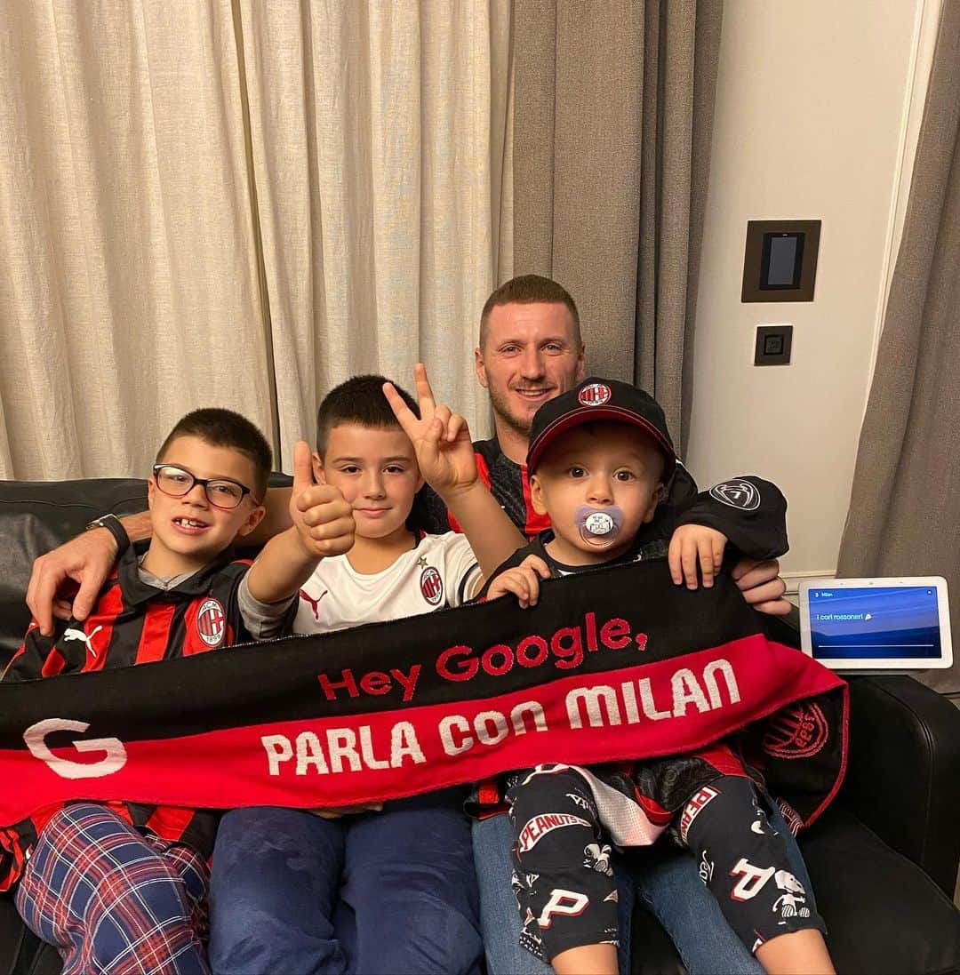 イニャツィオ・アバーテのインスタグラム：「Dal campo al salotto…Ma con il Milan sempre al mio fianco 😉 Con Google Nest Hub e @acmilan posso godermi ogni partita della squadra anche da casa come se fossi sugli spalti a seguire i ragazzi. Mi basta dire “Hey Google, parla con Milan” ed è subito San Siro! #adv」