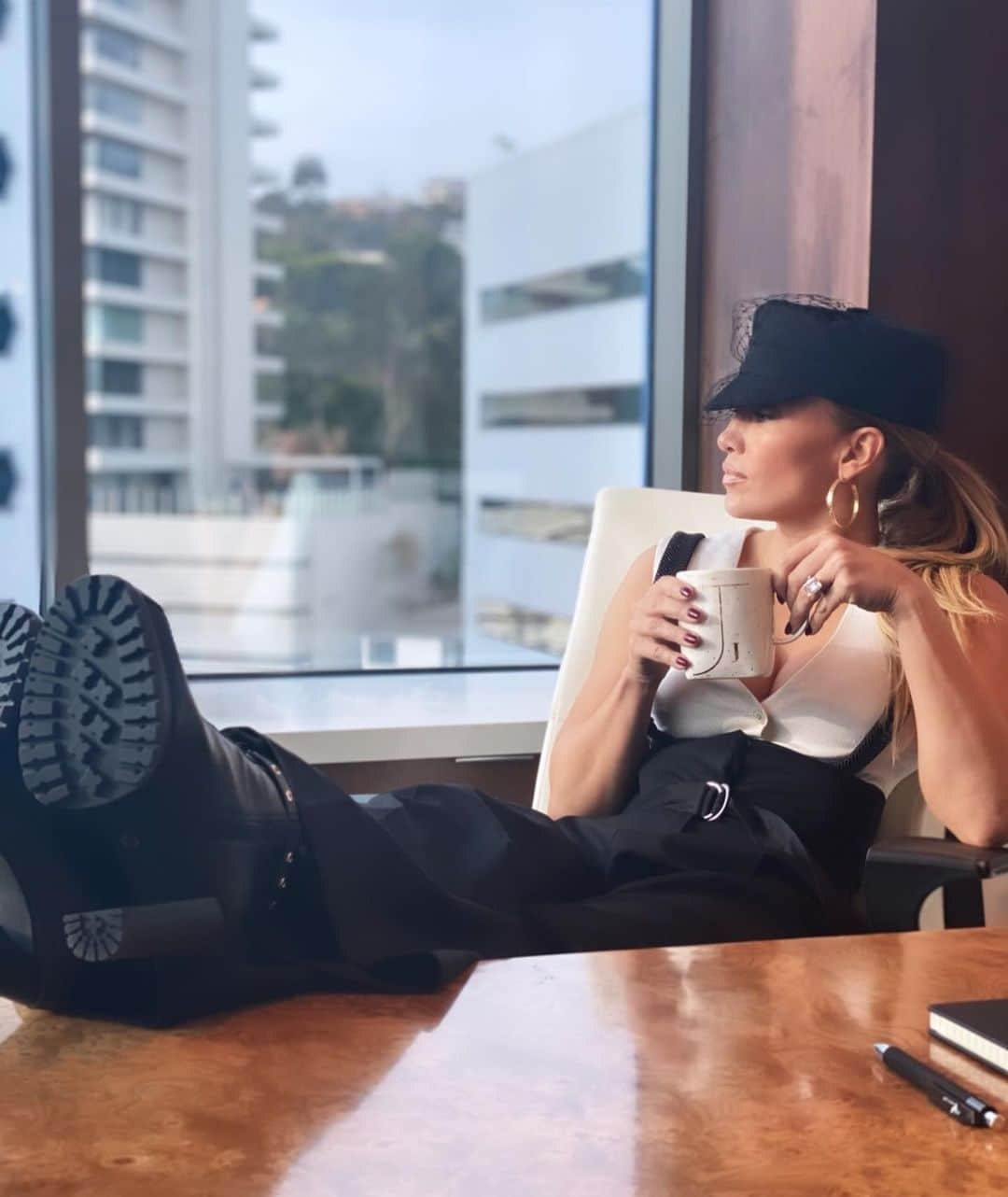 ジェニファー・ロペスさんのインスタグラム写真 - (ジェニファー・ロペスInstagram)「Hello Monday!!! Ready for action!! Swipe for a closeup of my fave @dsw boots. #JLoJenniferLopez #DSWPartner」10月27日 3時16分 - jlo