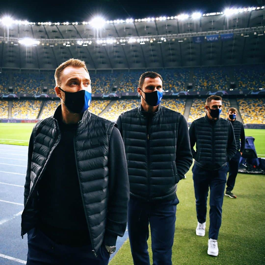 インテルナツィオナーレ・ミラノさんのインスタグラム写真 - (インテルナツィオナーレ・ミラノInstagram)「CHECKING OUT THE PITCH 🏟✨📸 #Inter #ForzaInter #UCL #ChampionsLeague #ShakhtarInter #Football」10月27日 3時20分 - inter