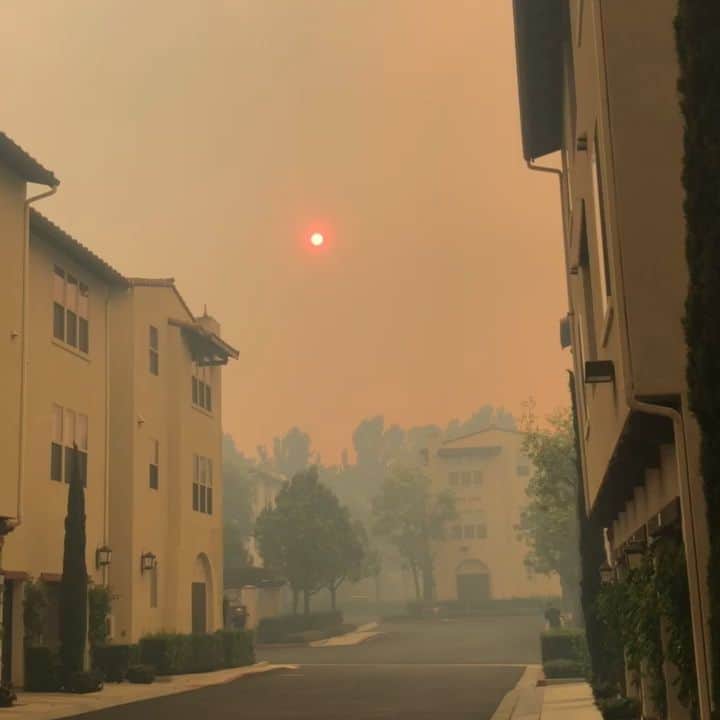 ミハル・ブジェジナのインスタグラム：「Like this year couldnt be any worse... big fire in the mountains behind our town. #silveradofire #oc #fire」