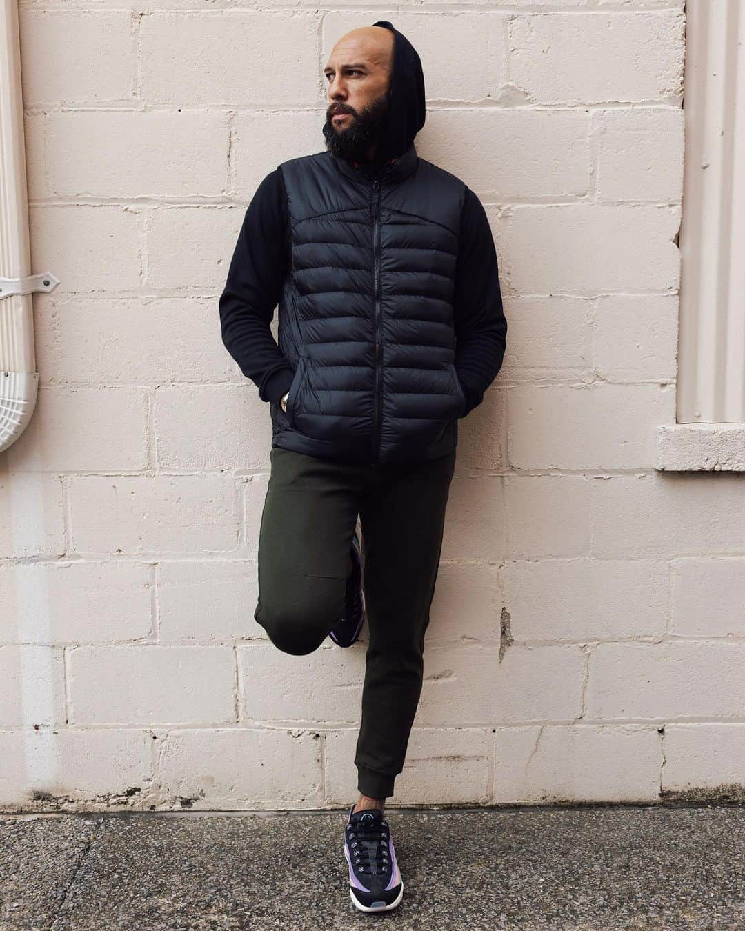 ティム・ハワードのインスタグラム：「My @fableticsmen giveaway is here!! 🚨🚨Get hooked up with a complete 10-piece kit featuring new gear! #FableticsMenAmbassador  Here’s how to enter: 1. You must be a Fabletics Men VIP (use my link to sign up if you aren’t already) 2. Follow @fableticsmen and @timhow1 on Instagram  3. Like this post and tag 3 friends in the comments below, with #sweepstakes  Terms: US only – ends 11:59 pm PT on 11/2/20. 1 winner will be DMed no later than 11/9/20. No purchase necessary. Not sponsored by Instagram. Terms apply: bit.ly/3mcubDq  Wearing @fableticsmen of course - the all-new Fabletics Men Postgame Collection that just launched this month!」