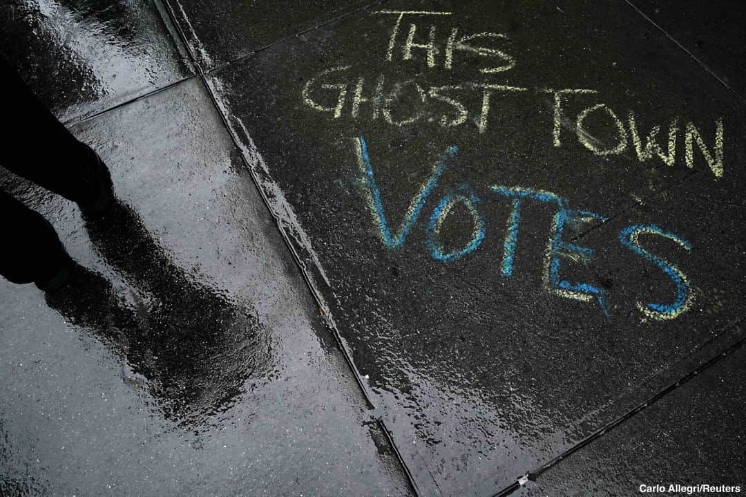 ABC Newsさんのインスタグラム写真 - (ABC NewsInstagram)「"This ghost town votes" is seen written on the pavement as people line up to vote early in Manhattan. #newyork #newyorkcity #voting #earlyvoting」10月27日 3時34分 - abcnews
