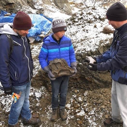 Nia Sioux Frazierさんのインスタグラム写真 - (Nia Sioux FrazierInstagram)「Today’s #RoleModelMonday is 12 year old Nathan Hrushkin from my city of Pittsburgh! For as long as he could remember, Nathan wanted to be a paleontologist… and as of last week, he has already made a significant discovery! While hiking with his dad in Alberta Canada, he found a partially unearthed dinosaur fossil. Turns out - it’s from  69 million years ago! Congrats on your big find! Can’t wait to see what you uncover next.」10月27日 3時40分 - niasioux