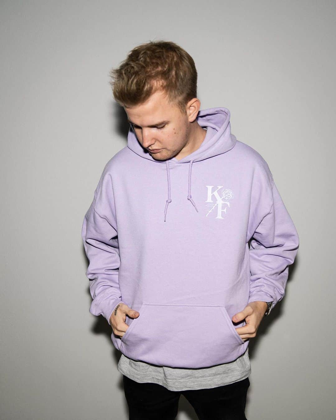 Kayefのインスタグラム：「Sonntag 12:00 Uhr droppt endlich der Pastel Purple Hoody im Shop 🙌🏻 Sooo eine heftige Farbe 🔥 Alle aktuellen Produkte werden wieder aufgefüllt und es gibt komplett neue Hoodies + Shirts ❤️ #kayefmerch」