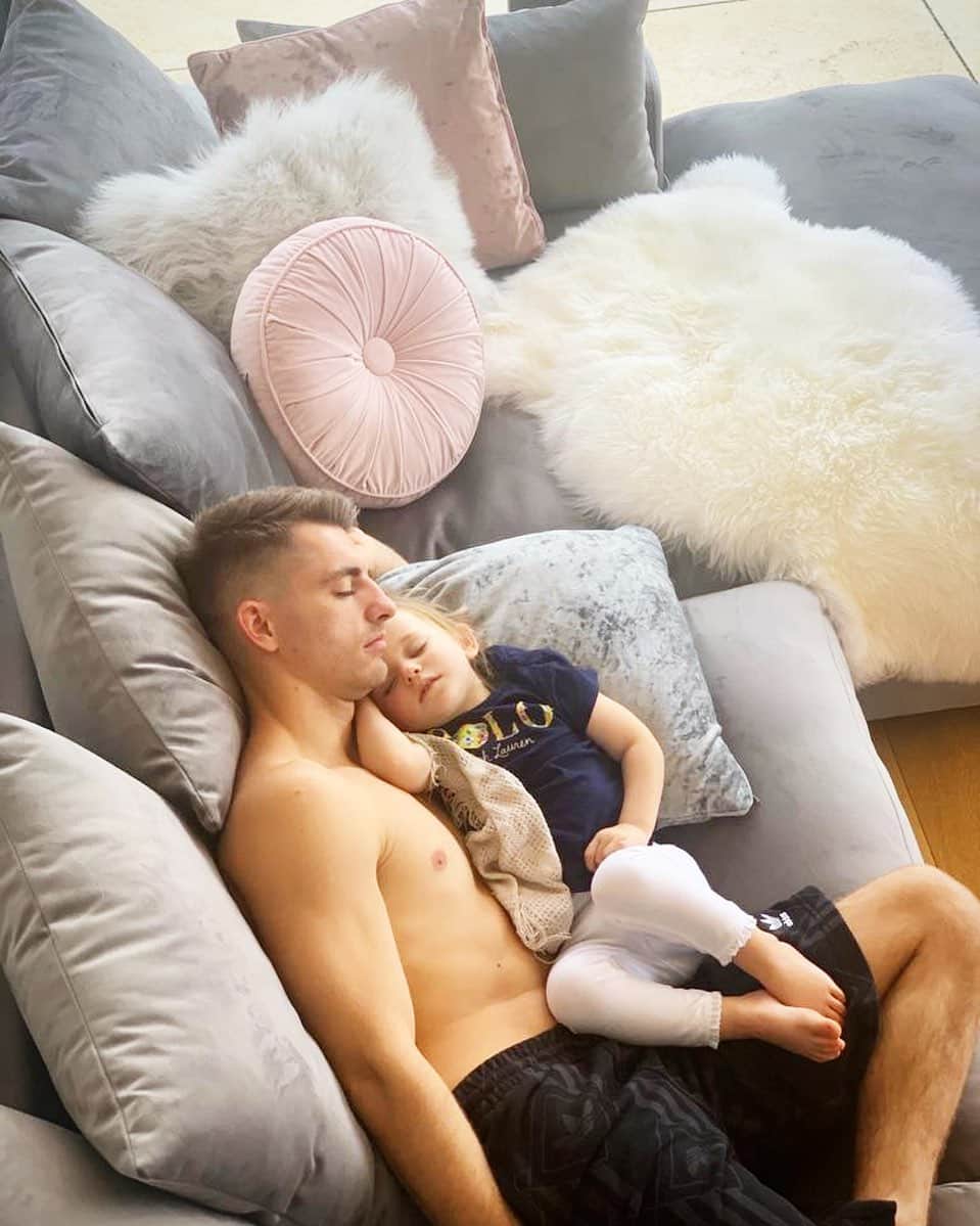 マックス・ウィットロックのインスタグラム：「We love our new comfy sofa 😊  Thank you @dfs 👍」