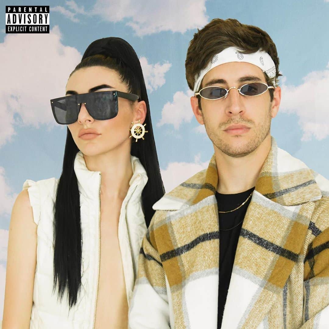 カーミンのインスタグラム：「drop some ☁️☁️☁️ if u want a big fat bop at midnight ☁️ ELEVATOR feat. @yoitscrash」