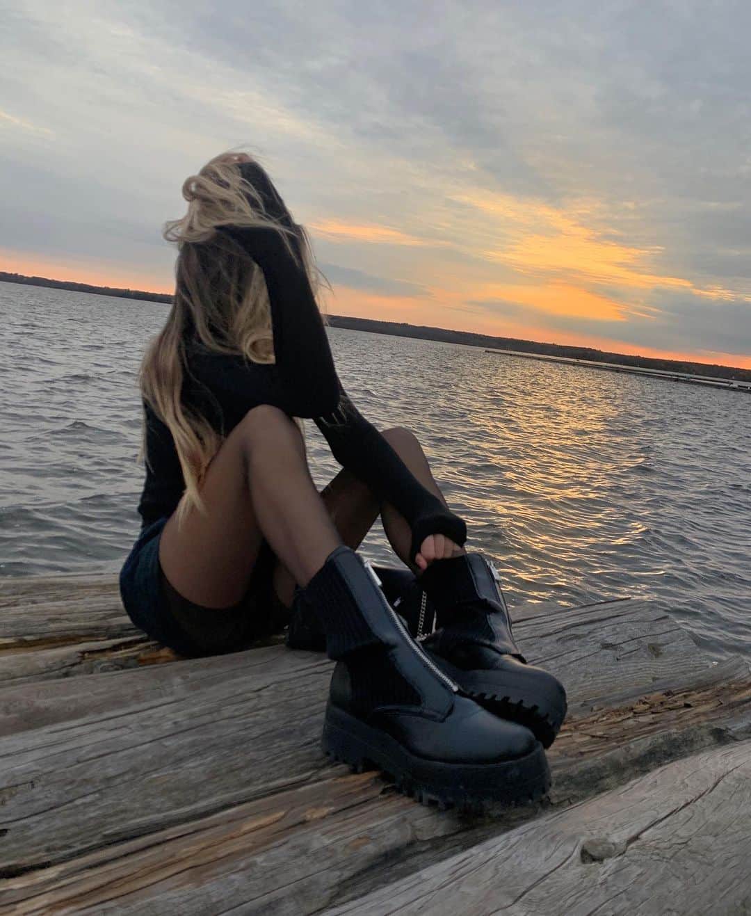 Elisabeth Riouxさんのインスタグラム写真 - (Elisabeth RiouxInstagram)「Passed by this wonderful sunset by the water yesterday while roadtripping with no destination with my parents 🌅 i’ve missed spending time with my parents so much, it’s fun to be an adult & feel responsible but it’s so important to continue spending as much time as possible with your family ✨ they’re the ones who will always be there, by your side during your best and worst moments from the moment you are born till the end 🤞🏽 I’m so lucky to have them & I hope I can make my baby girl feeling the same way about me when she’s older 💫」10月27日 4時06分 - elisabethrioux