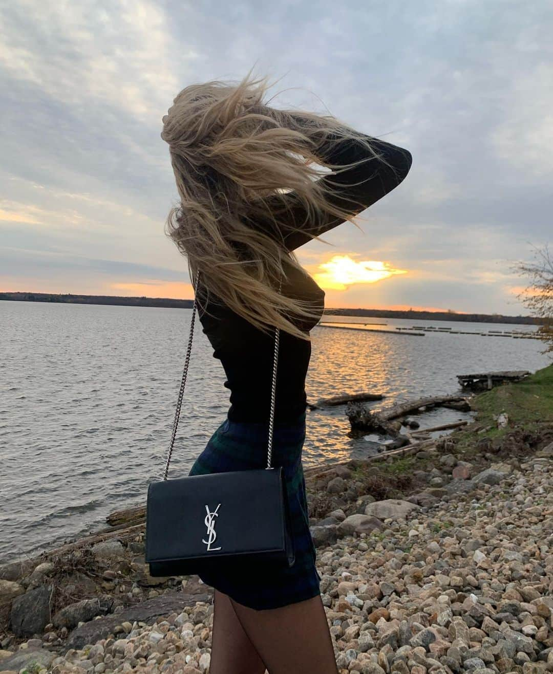 Elisabeth Riouxさんのインスタグラム写真 - (Elisabeth RiouxInstagram)「Passed by this wonderful sunset by the water yesterday while roadtripping with no destination with my parents 🌅 i’ve missed spending time with my parents so much, it’s fun to be an adult & feel responsible but it’s so important to continue spending as much time as possible with your family ✨ they’re the ones who will always be there, by your side during your best and worst moments from the moment you are born till the end 🤞🏽 I’m so lucky to have them & I hope I can make my baby girl feeling the same way about me when she’s older 💫」10月27日 4時06分 - elisabethrioux