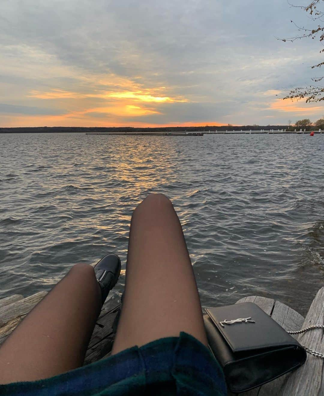 Elisabeth Riouxさんのインスタグラム写真 - (Elisabeth RiouxInstagram)「Passed by this wonderful sunset by the water yesterday while roadtripping with no destination with my parents 🌅 i’ve missed spending time with my parents so much, it’s fun to be an adult & feel responsible but it’s so important to continue spending as much time as possible with your family ✨ they’re the ones who will always be there, by your side during your best and worst moments from the moment you are born till the end 🤞🏽 I’m so lucky to have them & I hope I can make my baby girl feeling the same way about me when she’s older 💫」10月27日 4時06分 - elisabethrioux