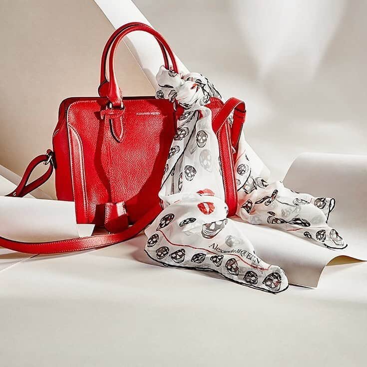 のインスタグラム：「Forgive us for pointing out the obvious, but you’re a tap away from a new #AlexanderMcqueen bag.」
