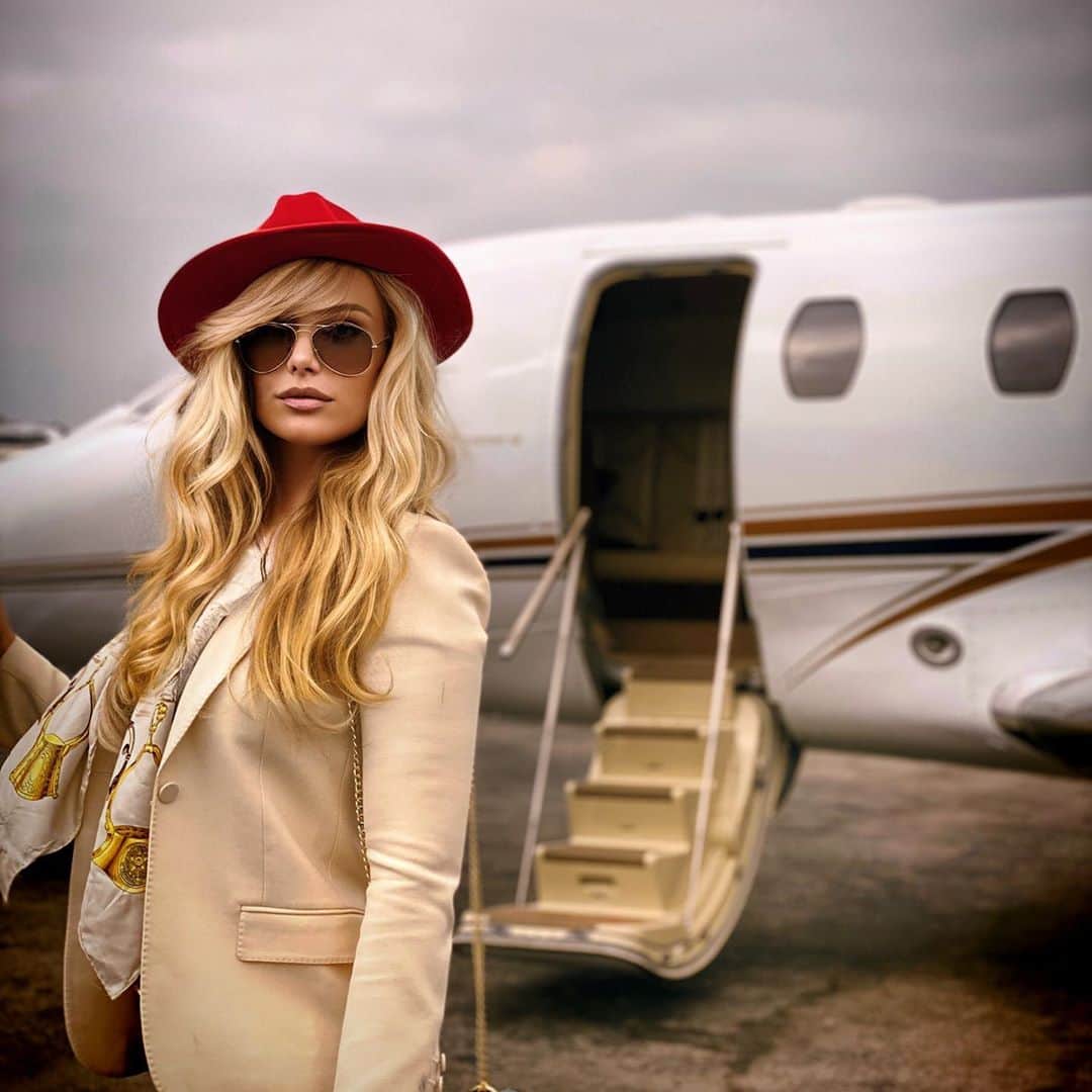 カリディー・イングリッシュのインスタグラム：「Good girls go to heaven, and bad girls go everywhere 🌹」
