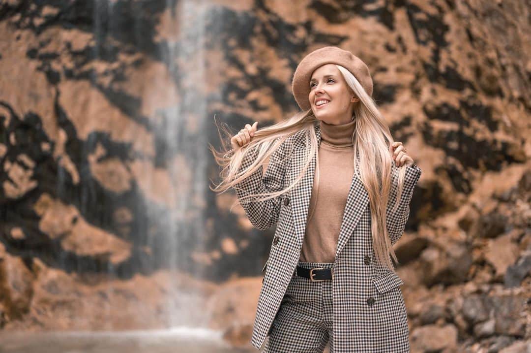 Nika Kljunのインスタグラム：「“Simplicity is the ultimate form of sophistication” - Leonardo Da Vinci 🍁🌾🤎 Savoring every peaceful moment in my country 🙇🏼‍♀️🇸🇮💭 . There is so much going on in the world. 🌍 Don’t be afraid to take the time to pause 🤚🏼, breathe🧘🏼‍♀️, and ground yourself 🌱☮️🙏🏼 . I love my life in Los Angeles ☀️, but being in Slovenia brings me true comfort & serenity 😇. It’s so important to always remember your beginnings with gratitude 🥰. . 📸: tijaazman_photography 💕 . #gratitudepractice #selfjourney #nikakljun #slovenia🇸🇮 #ifeelslovenia #slaprinka #sloveniangirl #travelinspiration #travelpics #dancelifestyle #pricelessmoments #fashionwomen #hairphotography #haircommunity #hairlovers #fashionphotography #tijaazmanphotography」
