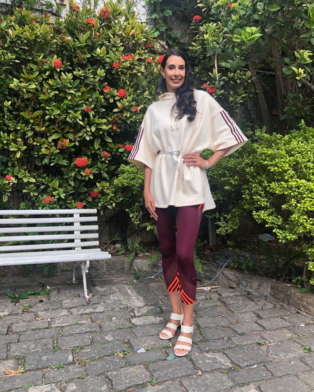 シェイラ・カストロのインスタグラム：「Foto de sábado, dia que participei da convenção @doterrabr!!! Foi incrível!!!   Sandália linda da @lottaoficial. Que faz sandálias lindas, delicadas mesmo em tamanhos maiores!!! Amei! #sheillacastro #palestra #sintadoterra2020 #convencao」