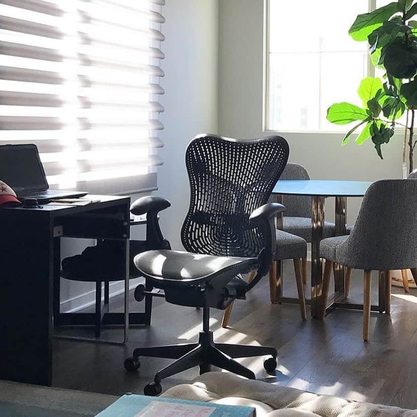 Herman Miller （ハーマンミラー）さんのインスタグラム写真 - (Herman Miller （ハーマンミラー）Instagram)「G I V E A W A Y 🎉 - Show off your unexpected workspace for a chance to win a $5,000 home office upgrade from Herman Miller. Whether you’re hustling at the dining table or teaching the little ones in a repurposed playroom, you’re getting work done where you can. Share an image of your home office in-feed on Instagram tagged #UnexpectedOffice and @hermanmiller for a chance to win. Accepting entries October 26–November 2. Link in bio for terms and conditions. 📸 @gabestudio.3d @noralichter, @runrollrestrepeat」10月27日 4時21分 - hermanmiller