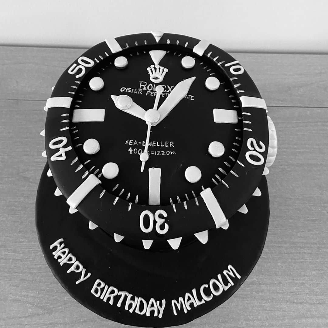 SUPER CAKESのインスタグラム：「#rolexwatchcake  #belgiumchocolatecake #cakephotography #cherryfilling #ganachecake #fondantcake #cakeart #watchcakes #cakelove #cakeartist #blackandsilver #birthdaycake #loveforbaking #cakedesign #homemadecake #homebaker #qatarbaker」