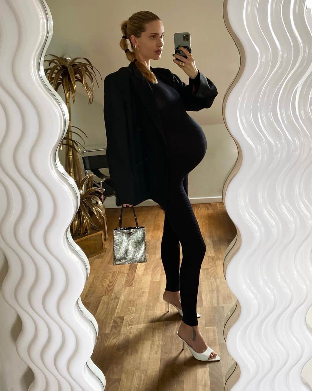 ペニーレ・タイスベックのインスタグラム：「I’m very much into everything with stretch right now, but obviously miss being photobombed like I did last NYE, where I was wearing the same vintage @prada jumpsuit 😂🖤 During this pregnancy I’ve tried to use as much of my exiting wardrobe as I could + borrowed some of my husband’s again again and again...luckily he doesn’t mind♥️」
