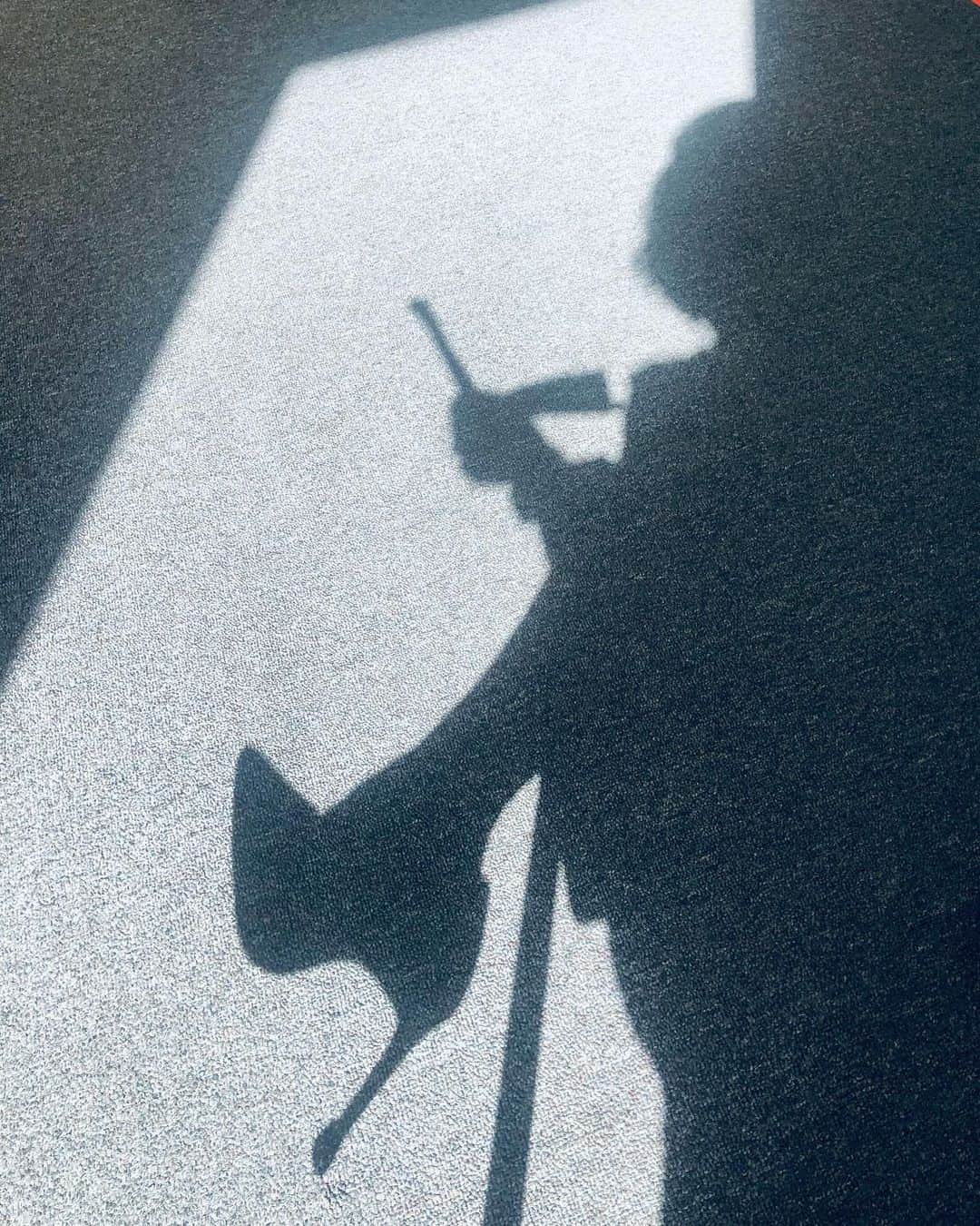 コンスタンス・ジマーのインスタグラム：「Workin’ it while actually working...#mondaymood」