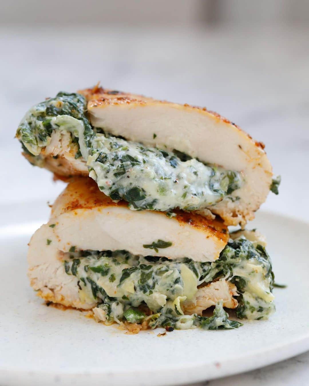 Easy Recipesさんのインスタグラム写真 - (Easy RecipesInstagram)「Spinach Stuffed Chicken Breast is a super simple, super flavorful recipe that's ready in 30 mins and less than 400 cals per serving! Think of it like creamy spinach artichoke dip stuffed inside golden chicken. It's that perfect mix of delicious and easy!  Grab the full step-by-step recipe link from my bio.  https://www.cookinwithmima.com/spinach-stuffed-chicken-breast/」10月27日 4時39分 - cookinwithmima